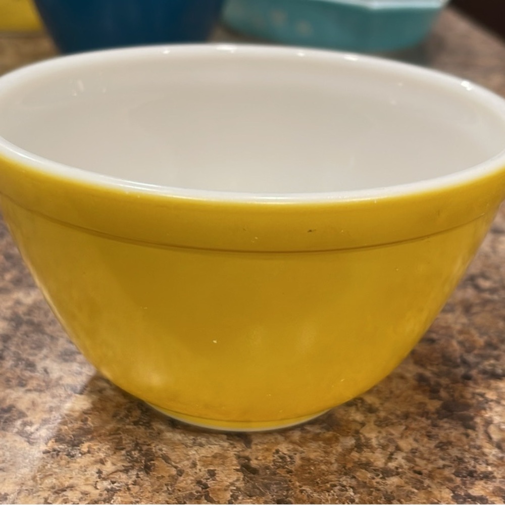 Vintage PYREX Yellow Mixing Bowl. 1.5 pt. Excellent condition